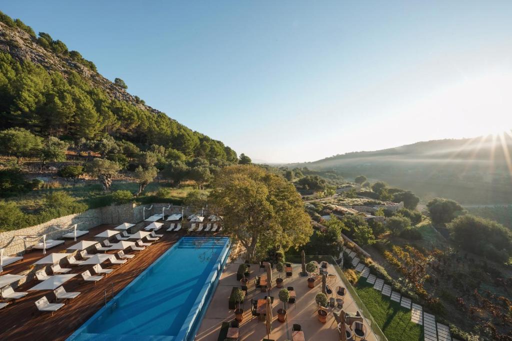5-star hotel pool